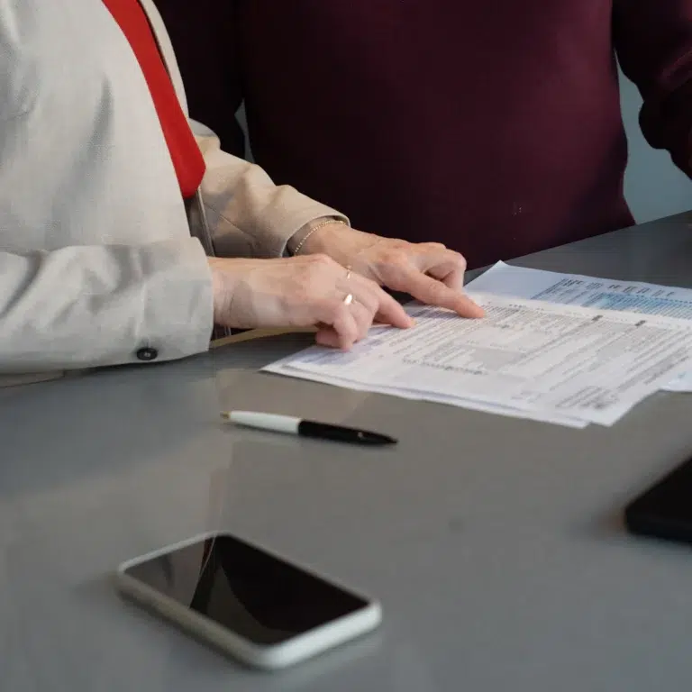 Selección de casos: abogado laboral revisando los documentos de un caso junto a su cliente